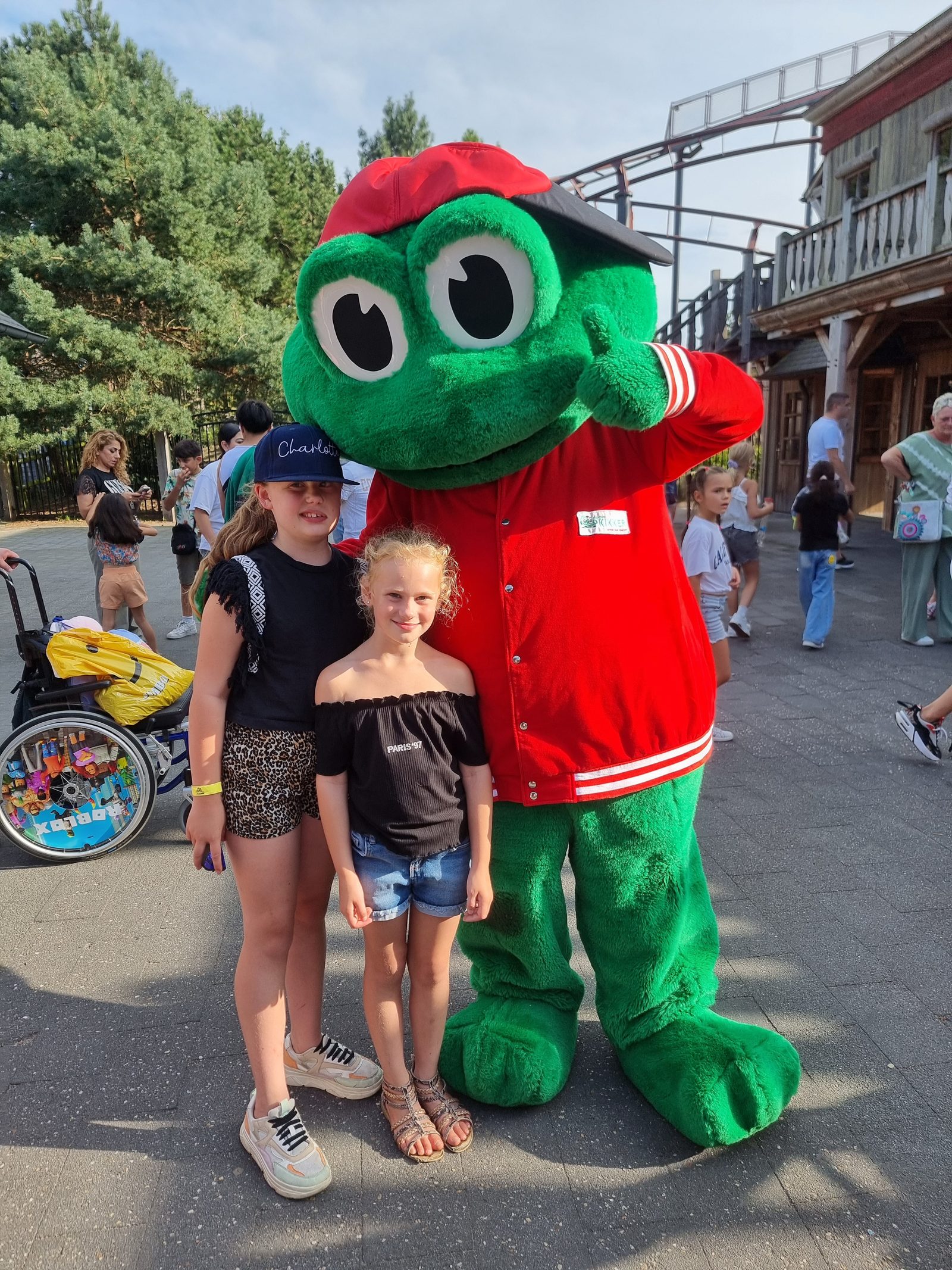 Charlotte en Sophie bij Stichting Opkikker