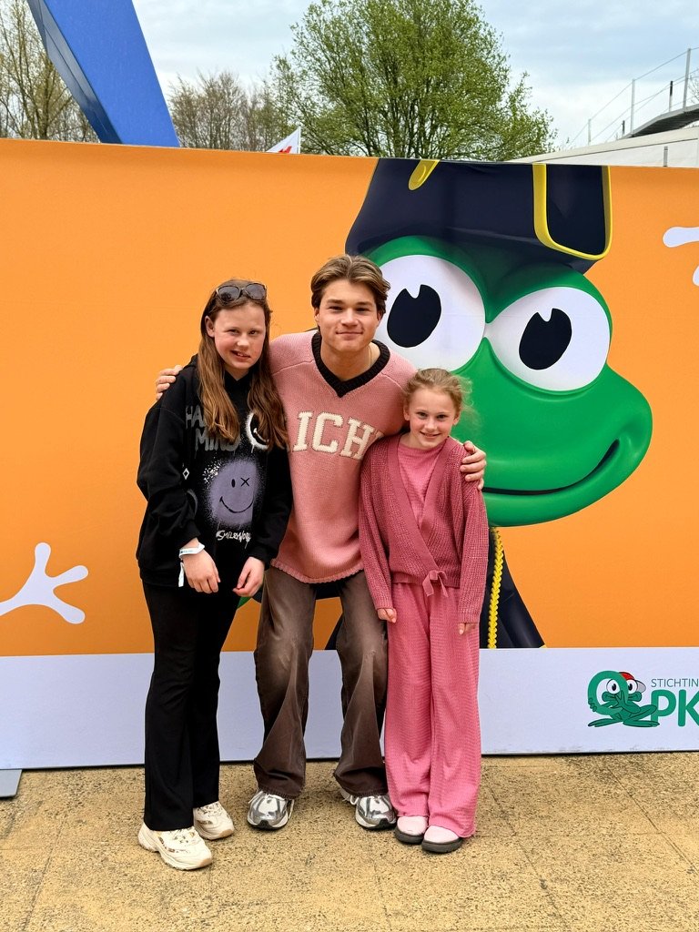 Charlotte en Sophie samen met Samuel Welten bij de Ambassadeursdagen in Walibi