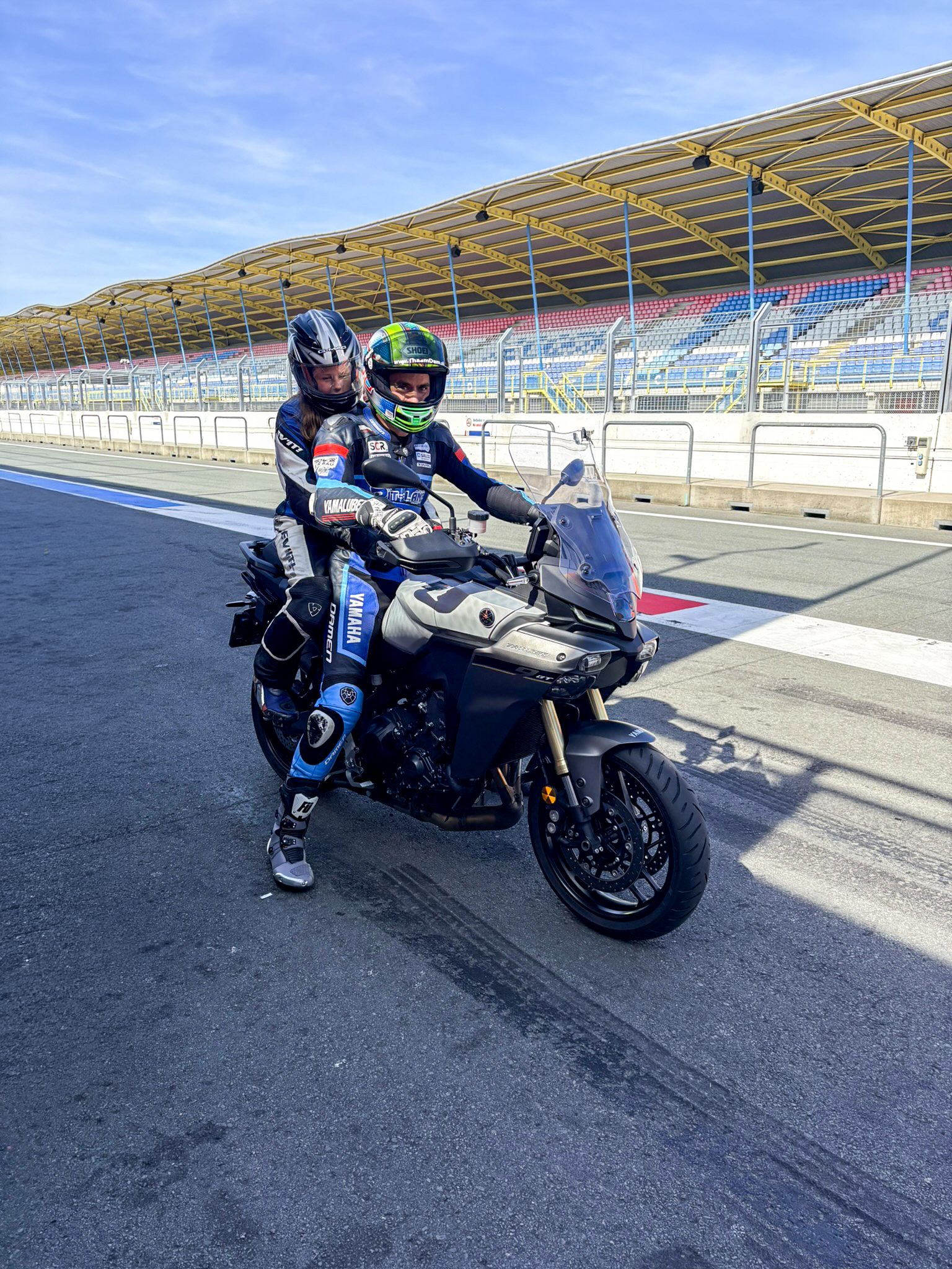 Charlotte achterop een motor op het TT Circuit Assen