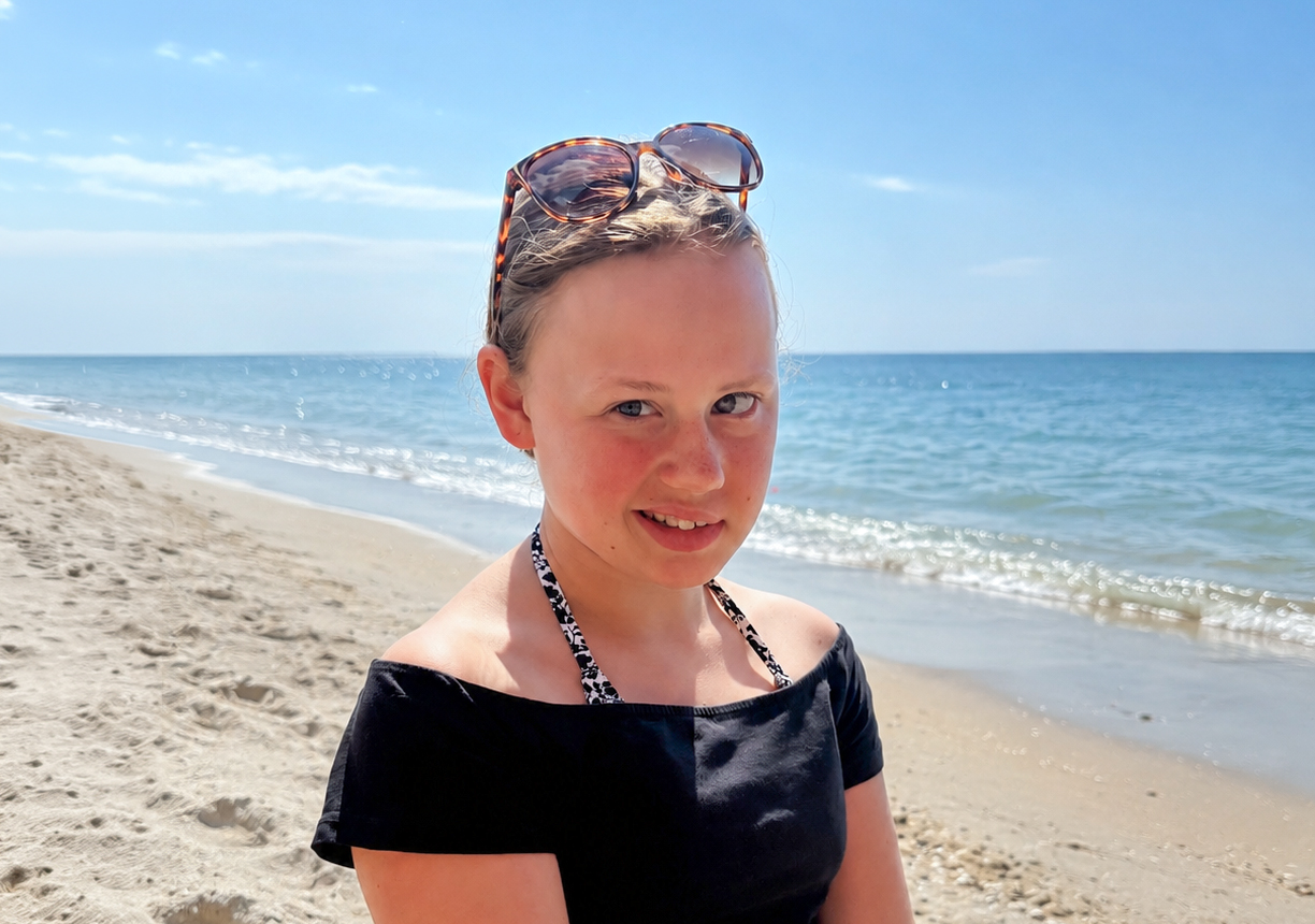 Charlotte, lachend in de natuur